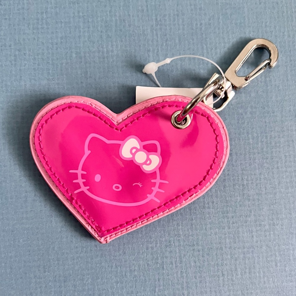 Authentic Sanrio Y2K Hello Kittyโ Heart Keychain
